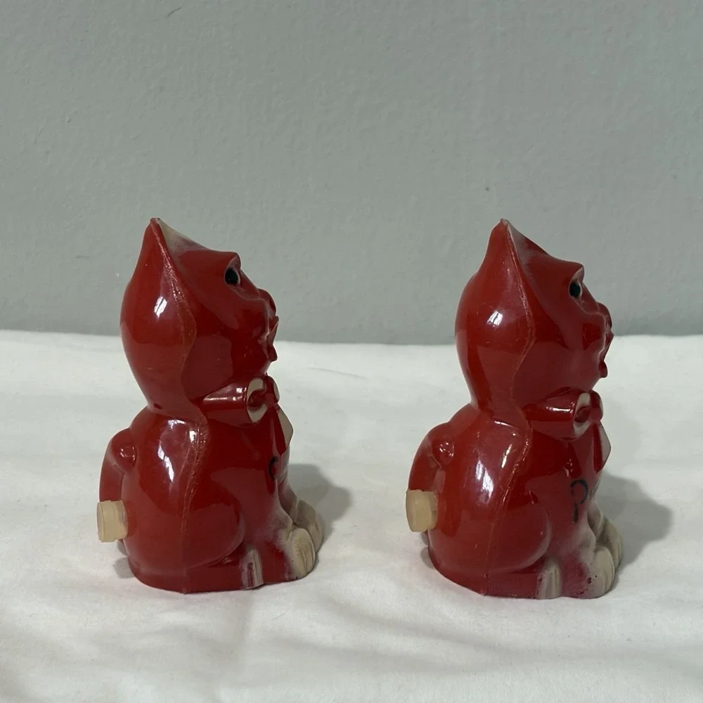 Vtg Red Plastic Cat Salt Pepper Shakers Kitten Animal Bows Spice Serving Kitschy